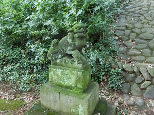 大麻止乃豆乃天神社の左の狛犬