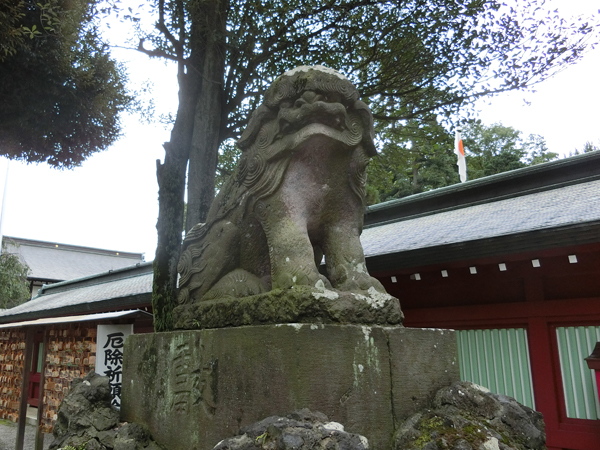 大國魂神社の左の狛犬