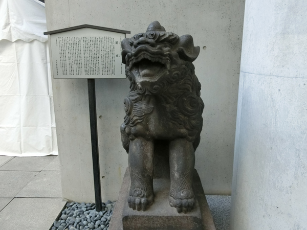 築土神社の右の狛犬