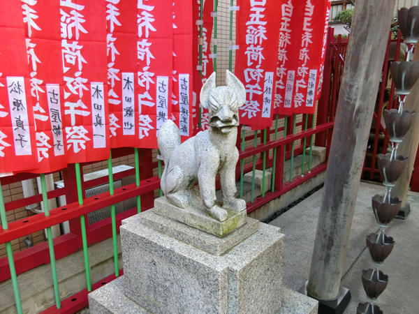 白玉稲荷神社の左の狐