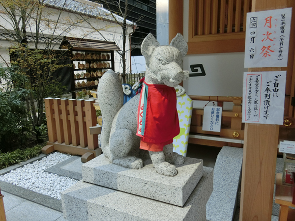 福徳神社の左の狐