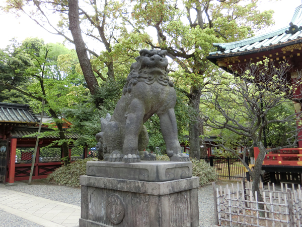 根津神社の左の狛犬