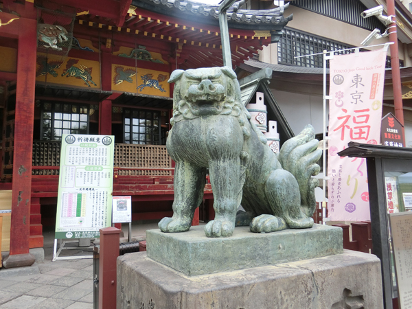 浅草神社の右の狛犬