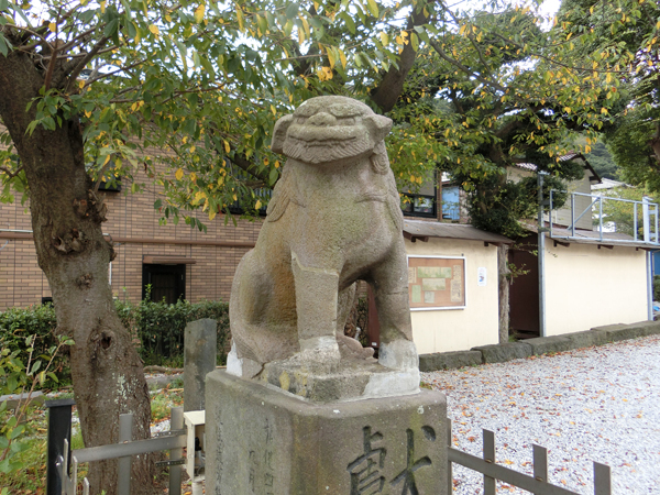 走水神社の左の狛犬