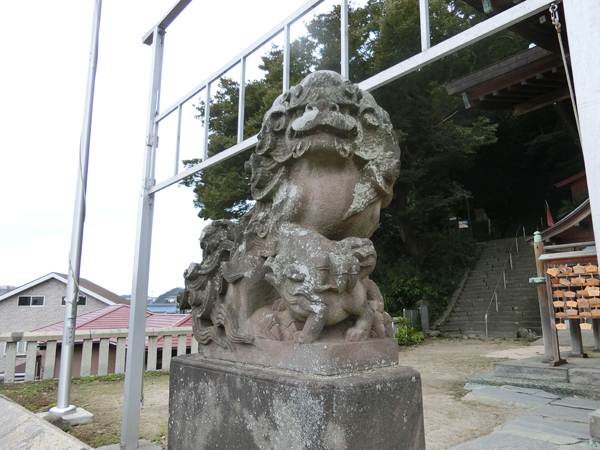 東叶神社の左の狛犬