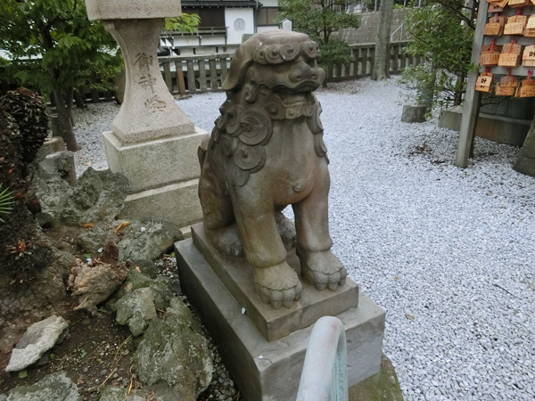 西叶神社の左の狛犬