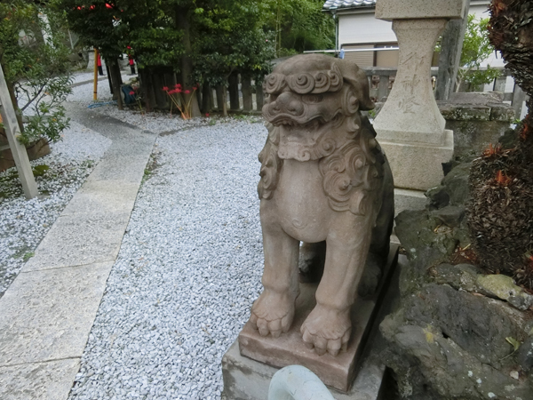 西叶神社の右の狛犬