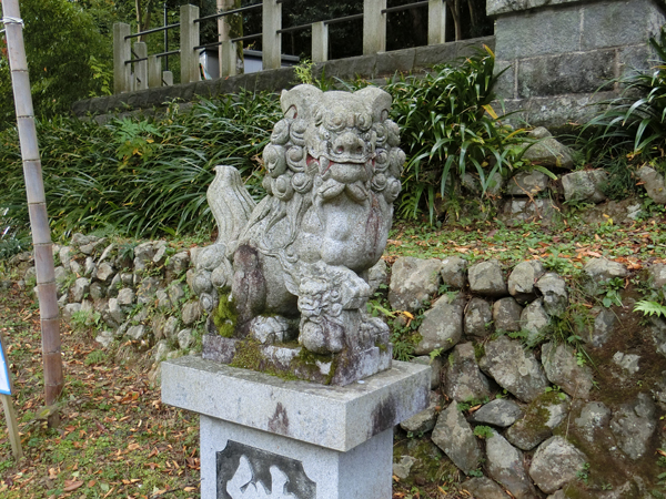 高尾氷川神社の左の狛犬