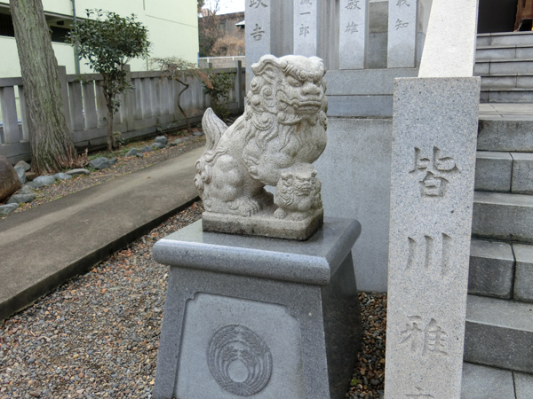 七倉稲荷神社の左の狛犬