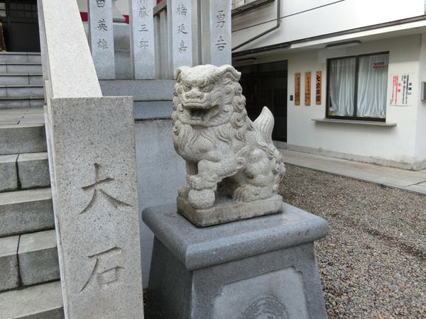 七倉稲荷神社の右の狛犬