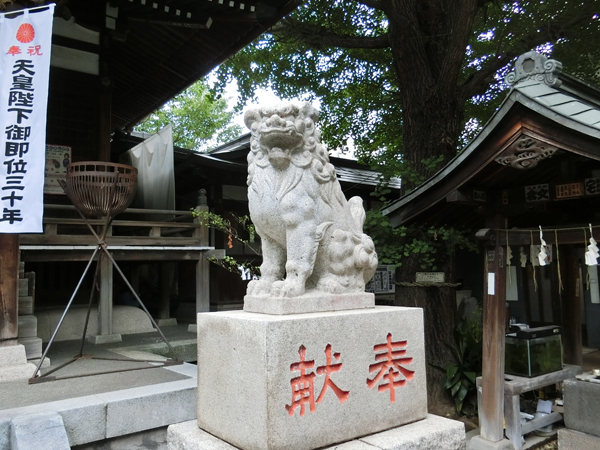 宇迦八幡宮の右の狛犬