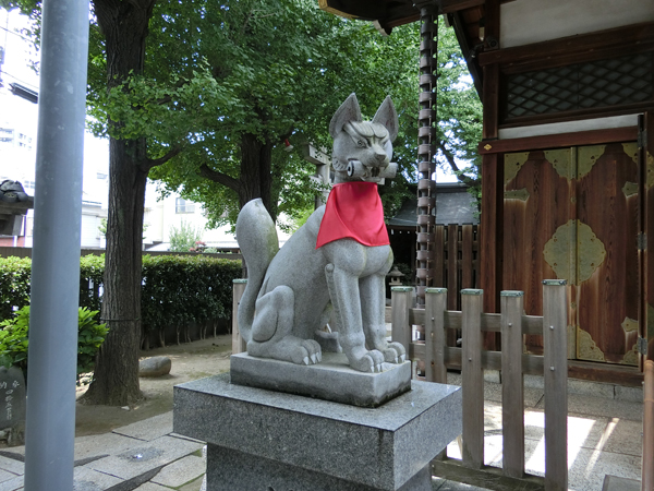 飛木稲荷神社の左の狐