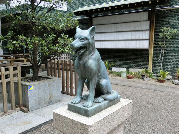 宮益御嶽神社の右の狼