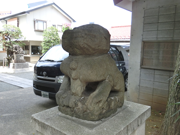 穏田神社の右の狛犬