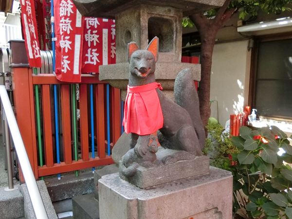 千代田稲荷神社の右の狐