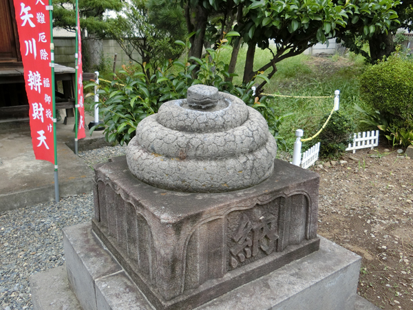 矢川弁財天の右の狛蛇