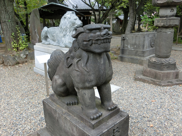 三囲神社の左の狛犬