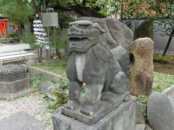 三囲神社の右の狛犬