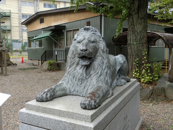 三囲神社のライオン