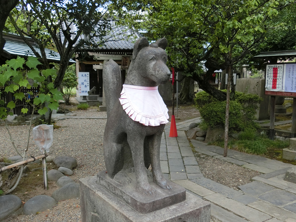 三囲神社の左のコンコンさん