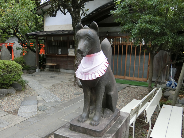 三囲神社の右のコンコンさん