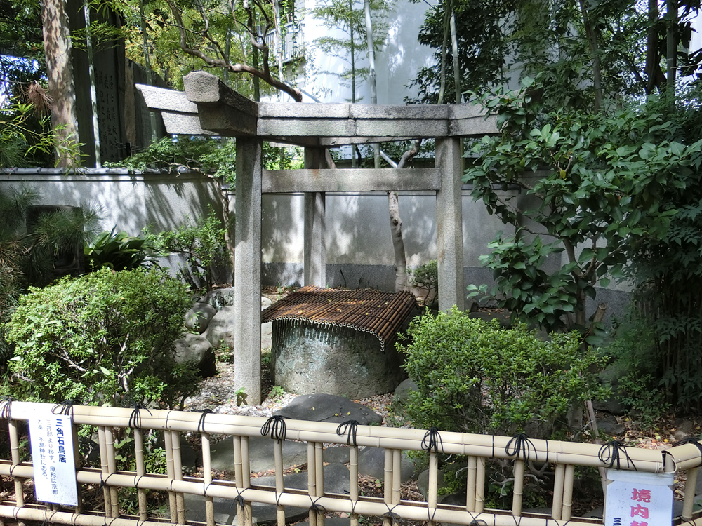 三囲神社の三柱鳥居