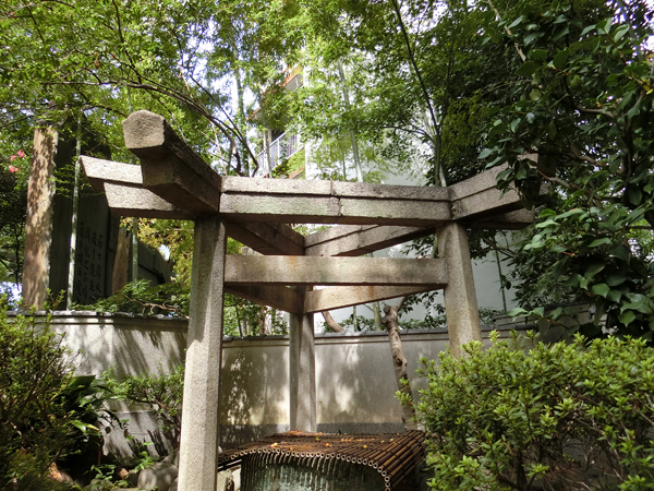 三囲神社の三角石鳥居