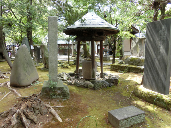 三囲神社の三柱手水舎