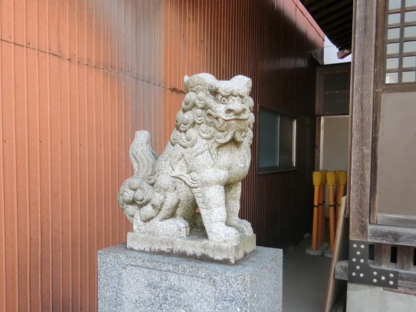 稲城八坂神社の左の狛犬