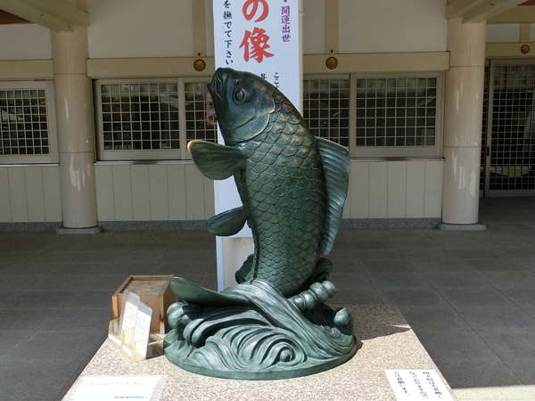広島護国神社の昇鯉の像