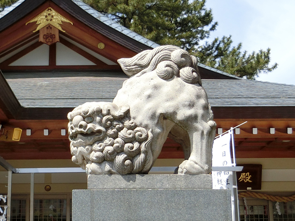広島護国神社の右の狛犬