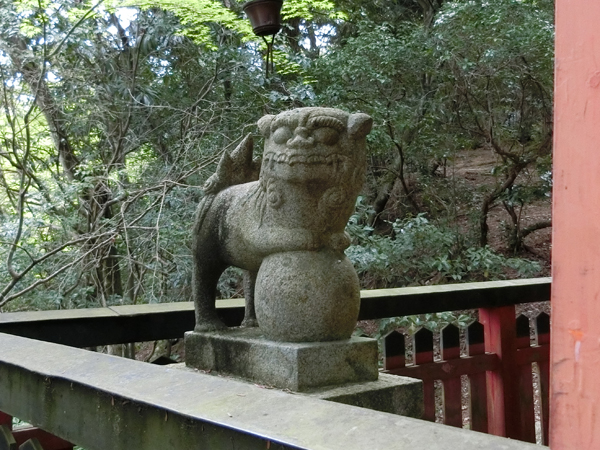 四宮神社の左の狛犬