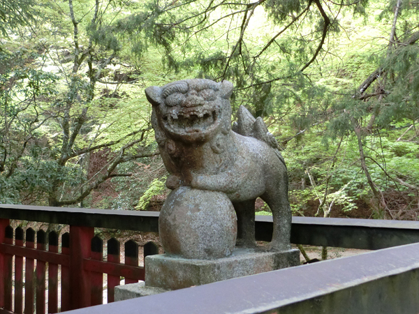 四宮神社の右の狛犬