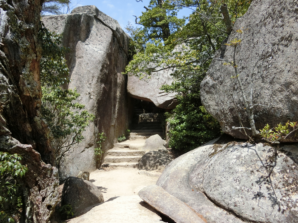 弥山のくぐり岩