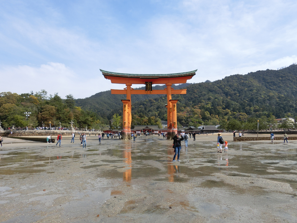 厳島神社の大鳥居は 干潮の時間帯に歩いてくぐれます 神社と御朱印を巡る男の旅 厳島神社の大鳥居は 干潮の時間帯に歩いてくぐれます 神社と御朱印を巡る男の旅