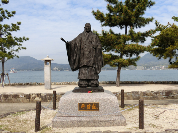 宮島の平清盛像