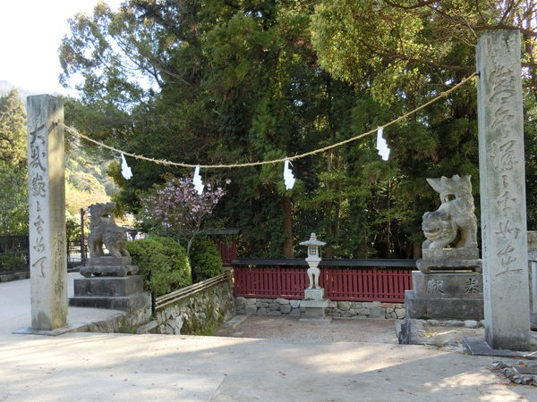 厳島神社裏の左の狛犬