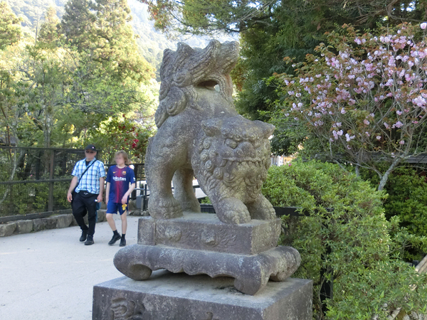 厳島神社裏の右の狛犬
