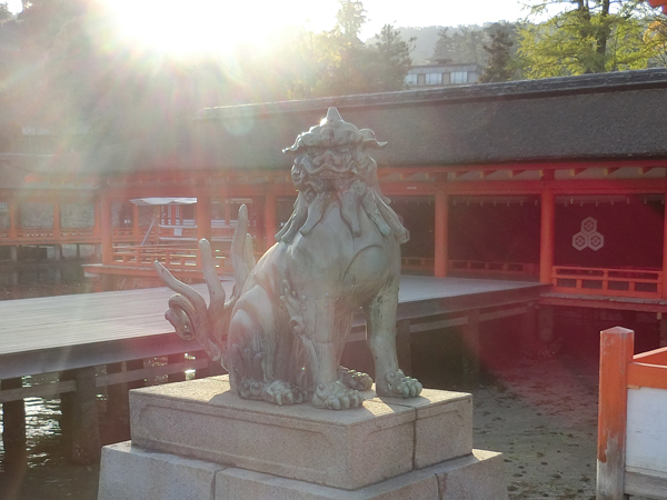 厳島神社の左の狛犬