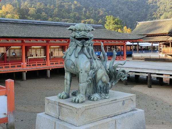 厳島神社の右の狛犬
