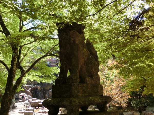 滝宮神社の右の狛犬