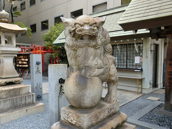 白神社の右の狛犬