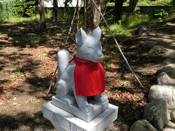 経六稲荷神社の左の狐