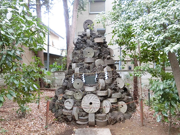 小金井神社の石臼塚