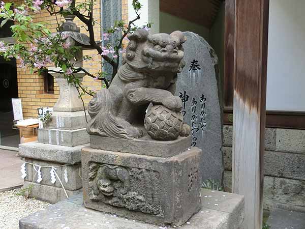 東神社の狛犬