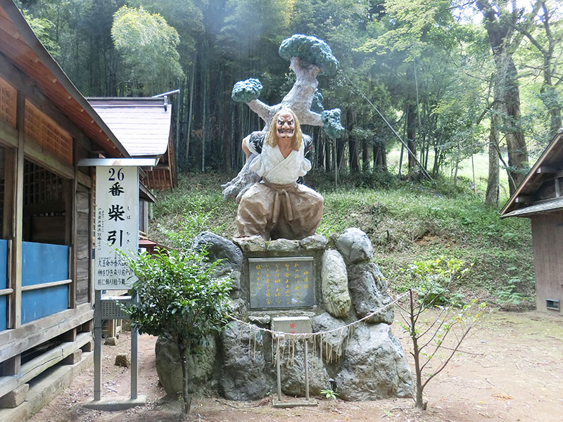 二嶽神社の神楽の像