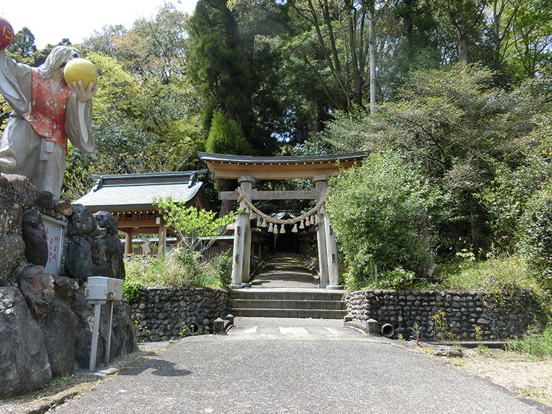 落立神社の神楽の像