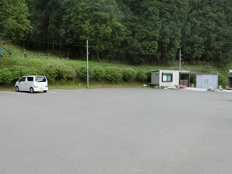 荒立神社の駐車場