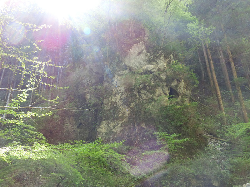 秋元神社の岩山