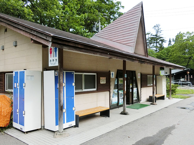 戸隠神社奥社のコインロッカーとトイレ